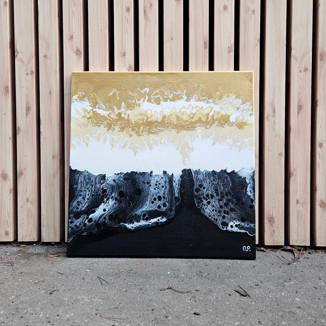 Černá pláž zalitá zlatem II by Nikola Vyšínová Art